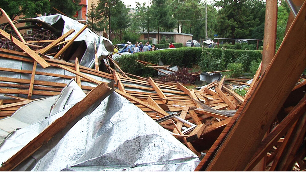 Devenii carora vijelia le-a smuls acoperisurile blocurilor, cer ajutorul primariei, pentru reparatii - Imaginea 5