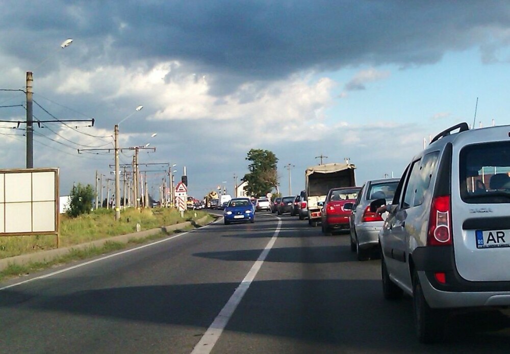 Lucrari fara efect la trecerea peste calea ferata din Vladimirescu. Se mentin cozile kilometrice - Imaginea 2