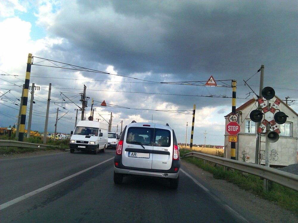 Lucrari fara efect la trecerea peste calea ferata din Vladimirescu. Se mentin cozile kilometrice - Imaginea 3