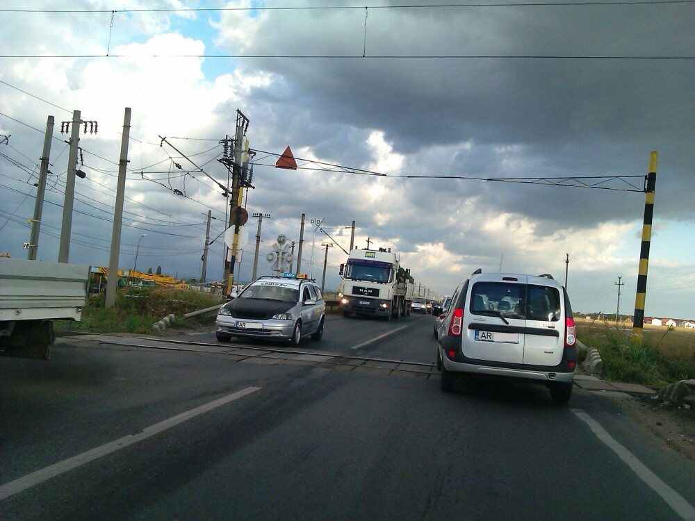 Lucrari fara efect la trecerea peste calea ferata din Vladimirescu. Se mentin cozile kilometrice - Imaginea 4