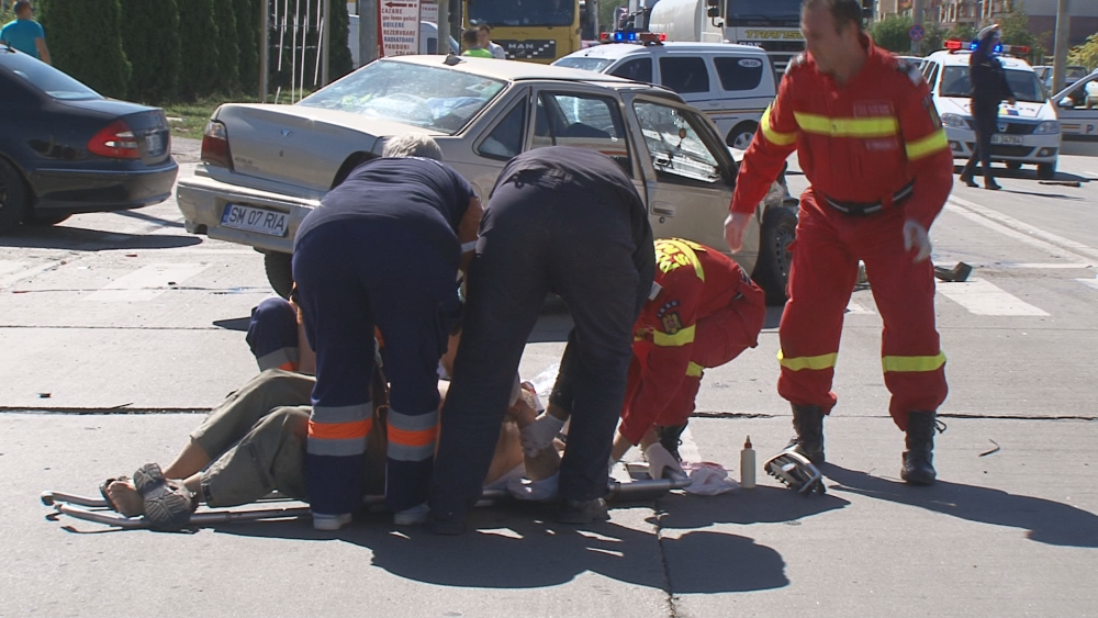 Trei persoane au fost ranite intr-un accident produs pe fondul neacordarii de prioritate - Imaginea 1