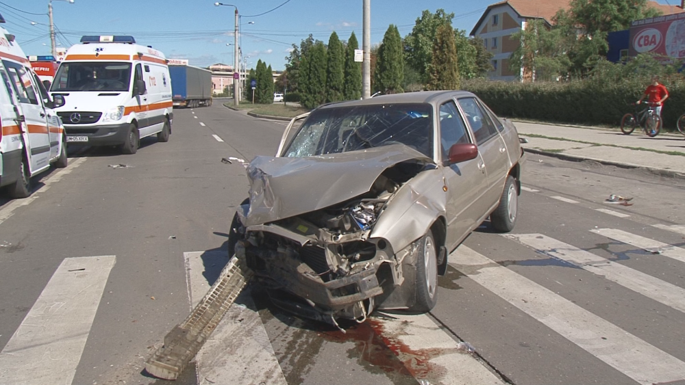 Trei persoane au fost ranite intr-un accident produs pe fondul neacordarii de prioritate - Imaginea 3