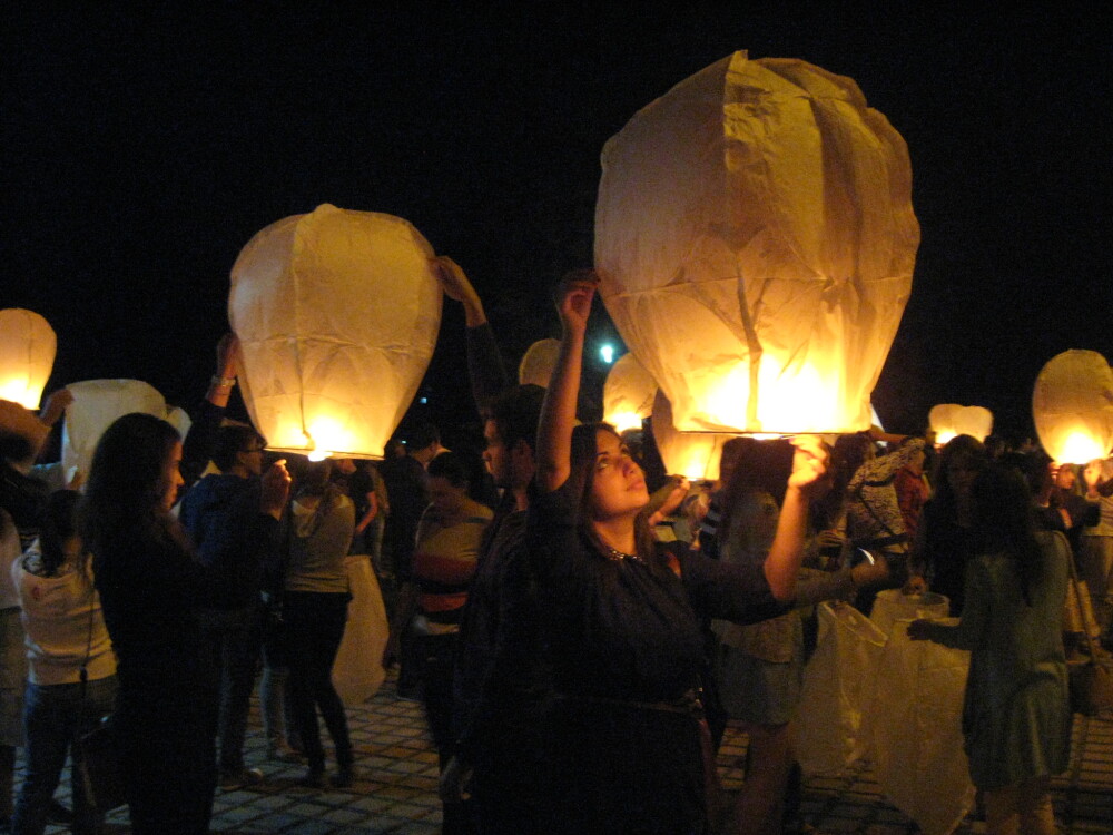 Peste 2000 de lampioane au luminat Timisoara in amintirea celor care au fost rapusi de cancer. FOTO - Imaginea 2