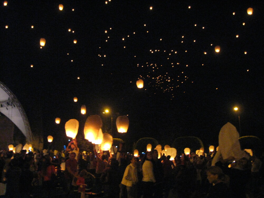 Peste 2000 de lampioane au luminat Timisoara in amintirea celor care au fost rapusi de cancer. FOTO - Imaginea 8