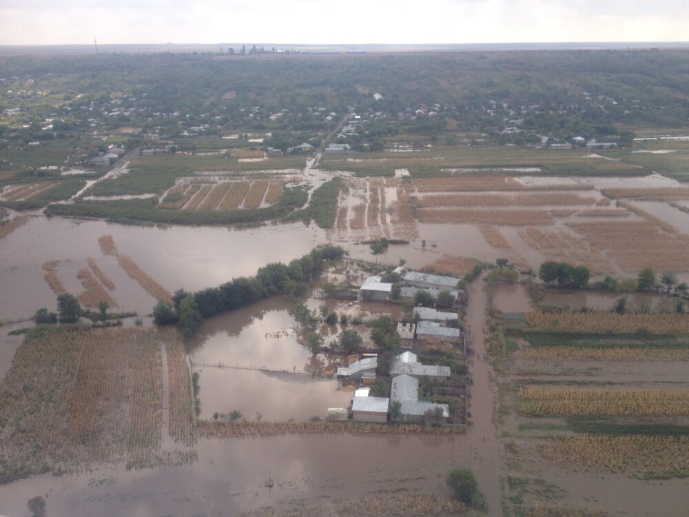 Imagini surprinse din elicopterul MAI cu dezastrul din zonele afectate de inundatiile din Galati - Imaginea 1