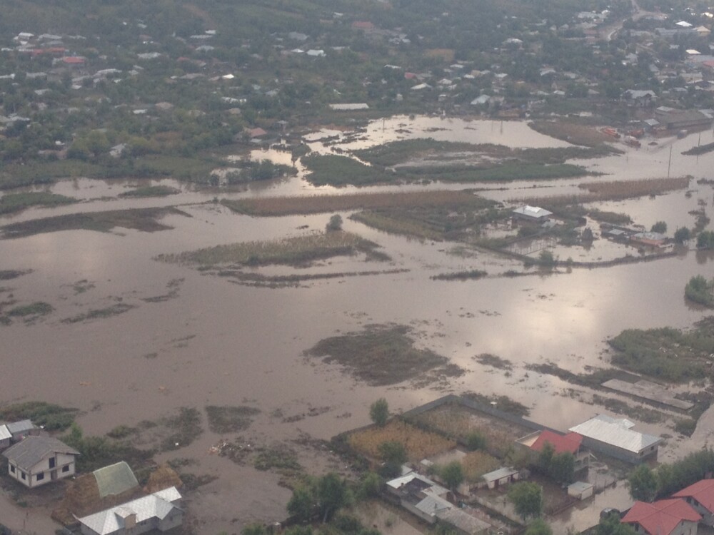 Imagini surprinse din elicopterul MAI cu dezastrul din zonele afectate de inundatiile din Galati - Imaginea 2