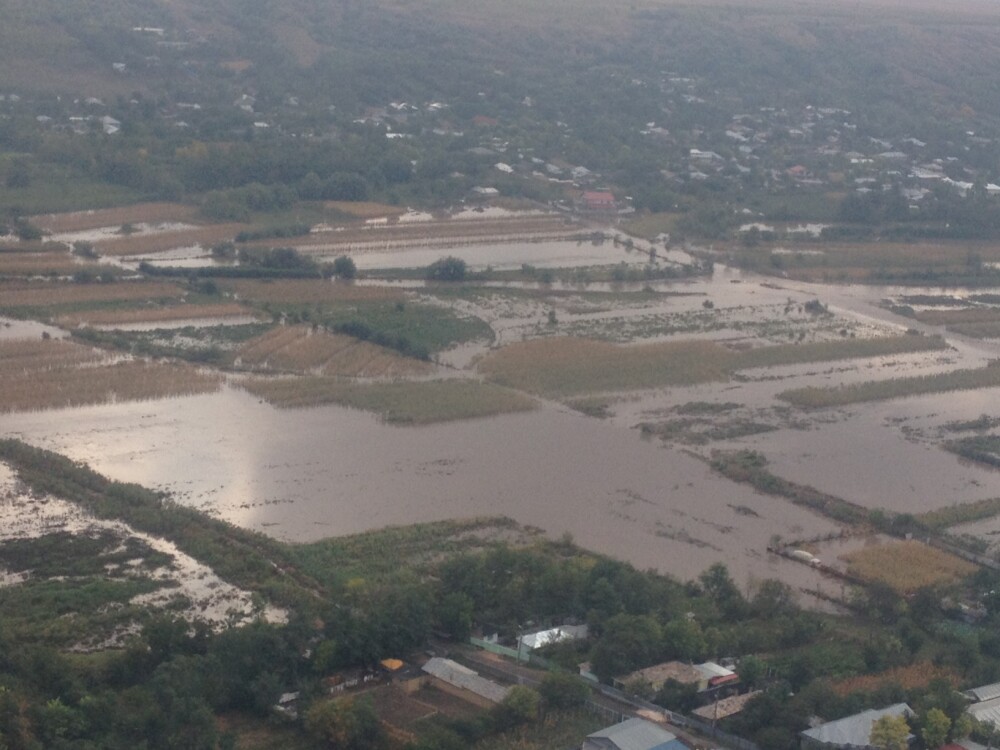 Imagini surprinse din elicopterul MAI cu dezastrul din zonele afectate de inundatiile din Galati - Imaginea 3