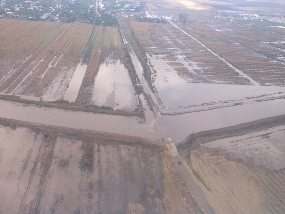 Imagini surprinse din elicopterul MAI cu dezastrul din zonele afectate de inundatiile din Galati - Imaginea 4