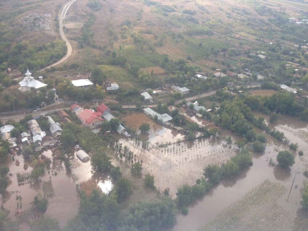 Inundatii in Moldova. Sinistratii ii acuza pe primari ca isi impart preferential ajutoarele din tara - Imaginea 6