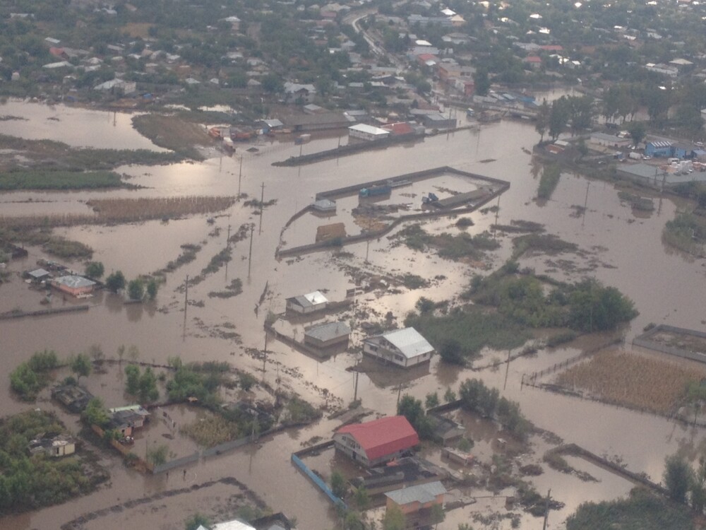 Imagini surprinse din elicopterul MAI cu dezastrul din zonele afectate de inundatiile din Galati - Imaginea 6