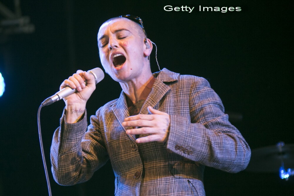 Fanii nu au recunoscut-o initial. Aparitia bizara a artistei Sinead O'Connor la un festival. FOTO - Imaginea 1