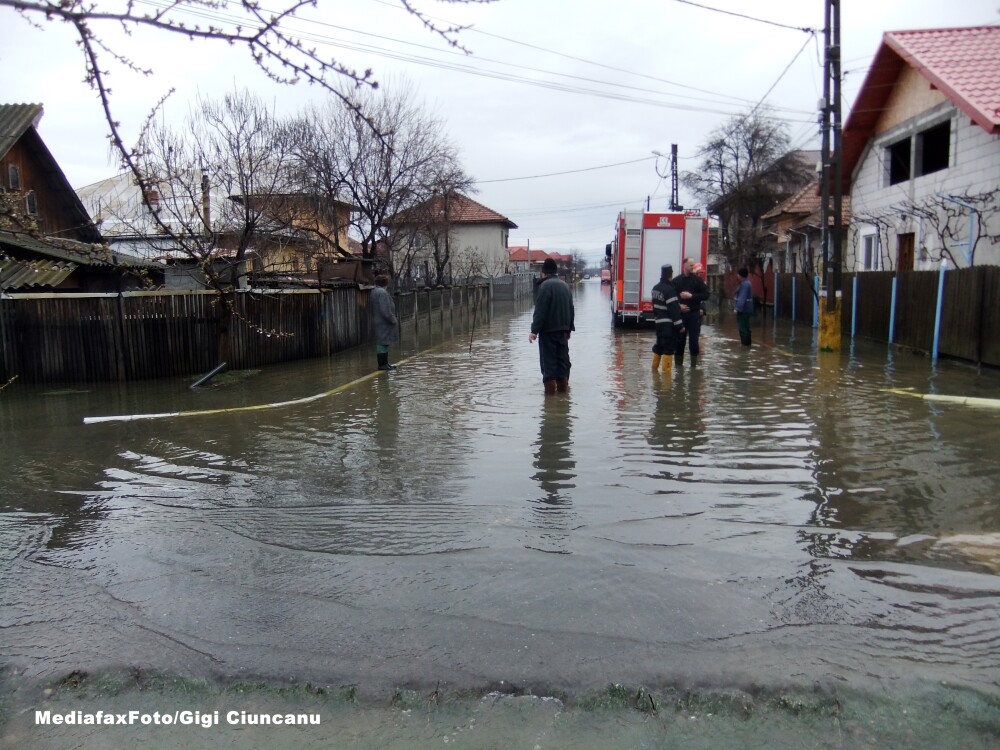 Inundatii in Moldova. Sinistratii ii acuza pe primari ca isi impart preferential ajutoarele din tara - Imaginea 12