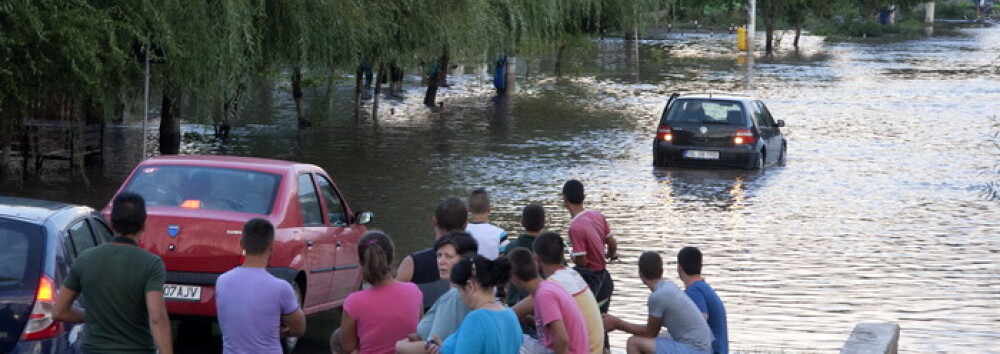 Inundatii in Moldova. Sinistratii ii acuza pe primari ca isi impart preferential ajutoarele din tara - Imaginea 14