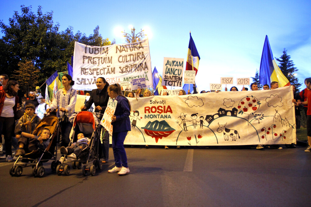 Peste 10.000 de oameni au protestat fata de proiectul Rosia Montana. Mesajul premierului Ponta - Imaginea 2