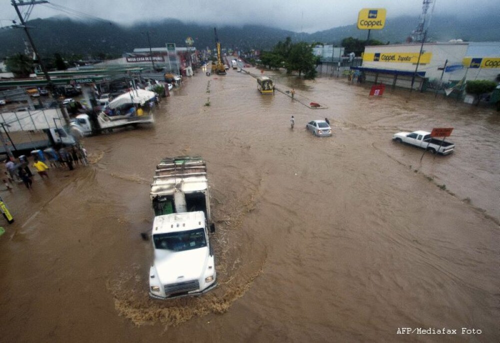 Cel putin 21 de morti si 8.000 de persoane evacuate. Furtuna tropicala Manuel face ravagii in Mexic - Imaginea 1