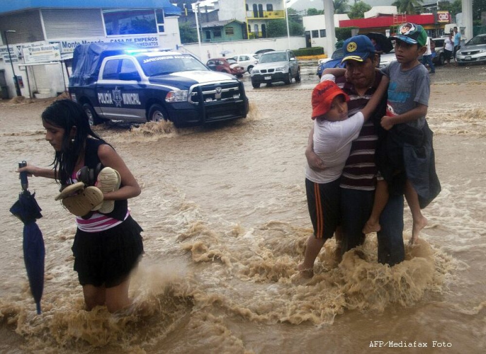 Cel putin 21 de morti si 8.000 de persoane evacuate. Furtuna tropicala Manuel face ravagii in Mexic - Imaginea 2