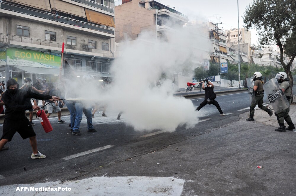 Confruntari violente intre politie si protestatari in Grecia, dupa uciderea unui artist antifascist - Imaginea 1