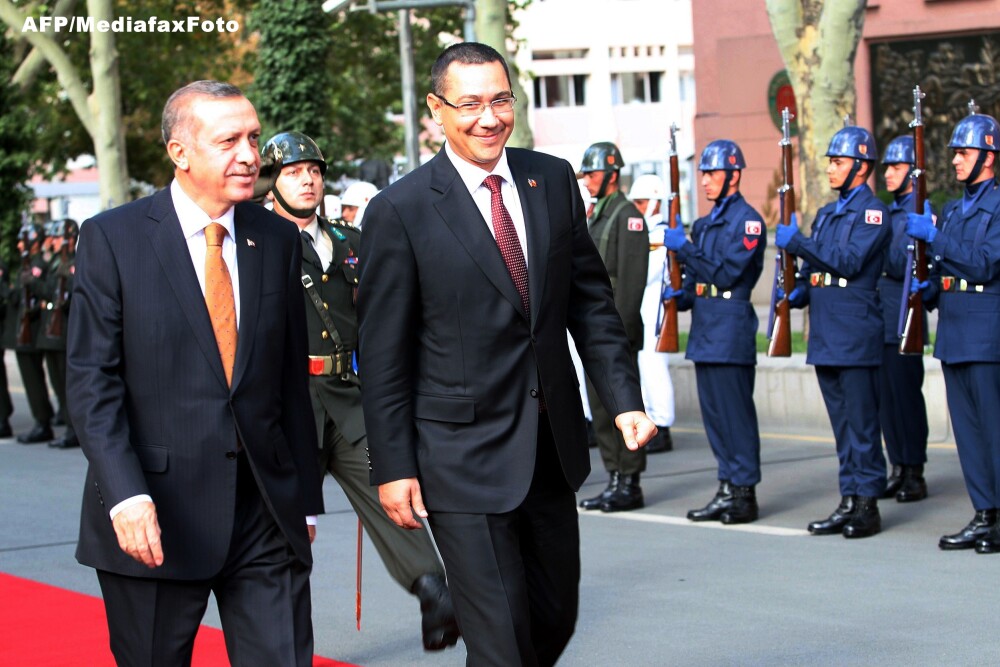 Premierul turc i-a daruit lui Ponta un tort si a chemat o formatie care i-a cantat 