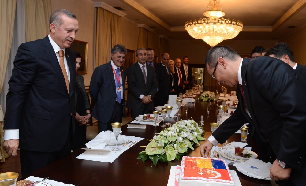 Premierul turc i-a daruit lui Ponta un tort si a chemat o formatie care i-a cantat 