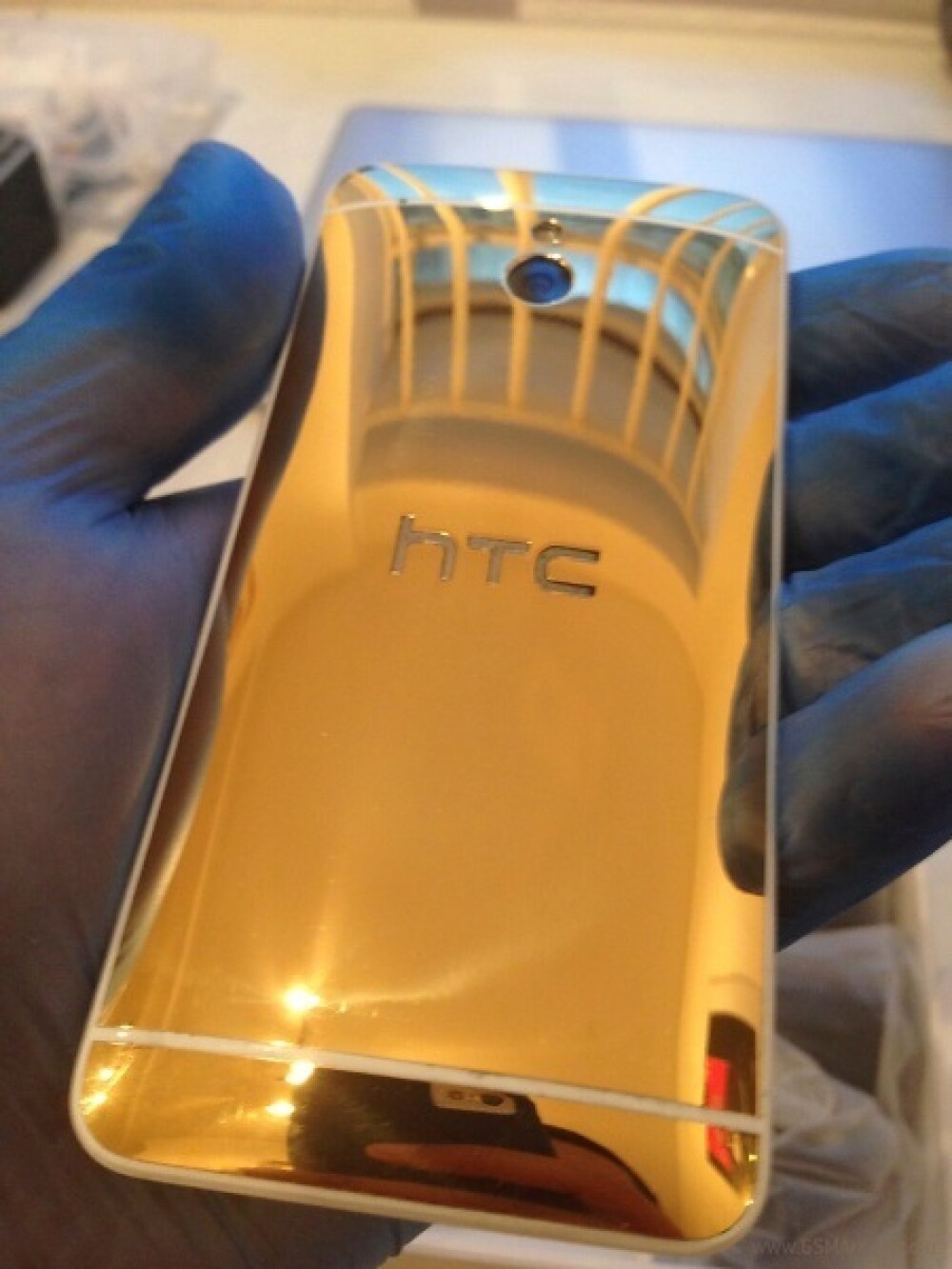 HTC One Mini Gold Edition. Cum arata telefonul de lux care costa 3000 de dolari - Imaginea 4