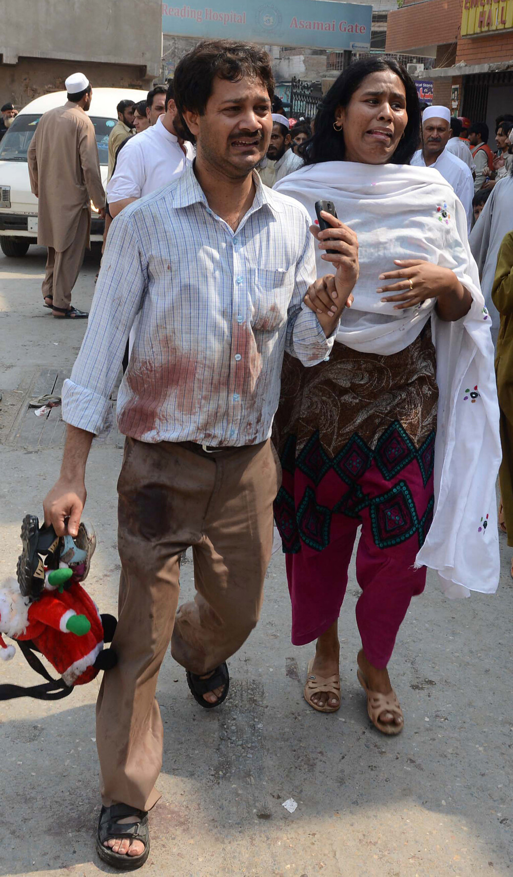 55 de morti,printre care femei si copii,dupa un atac sinucigas cu bomba intr-o biserica din Pakistan - Imaginea 4
