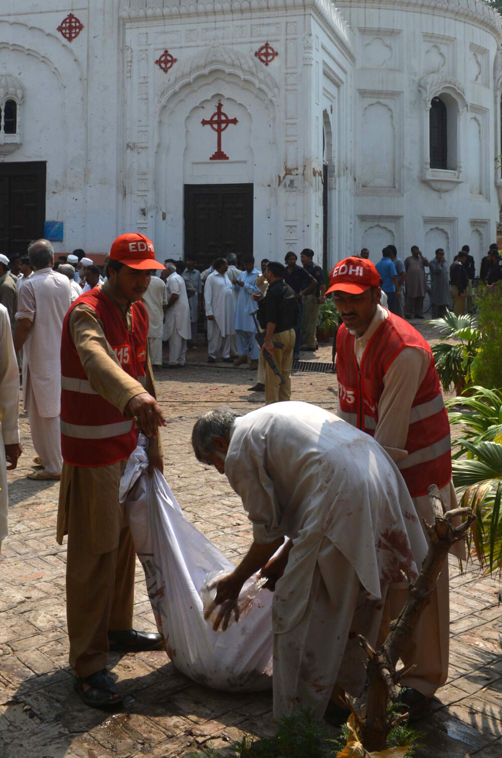 55 de morti,printre care femei si copii,dupa un atac sinucigas cu bomba intr-o biserica din Pakistan - Imaginea 2
