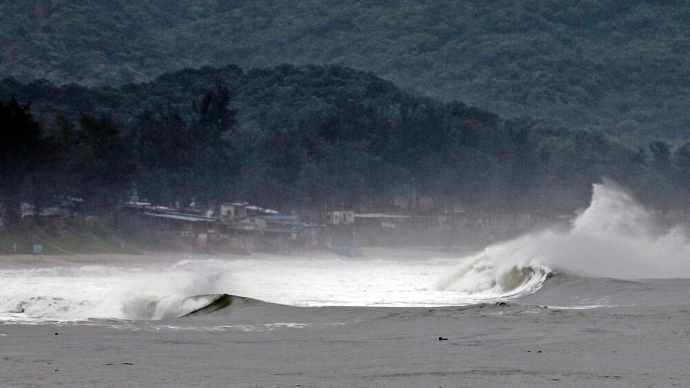 Super-taifunul Usagi face ravagii in Asia. Hong Kong, la un pas de a fi un oras complet paralizat - Imaginea 2