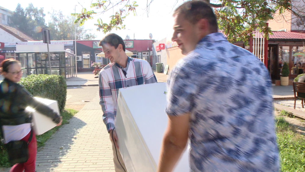 Cu frigiderul la spinare sau cu chitara in brate, studentii incep sa umple caminele universitatilor - Imaginea 14