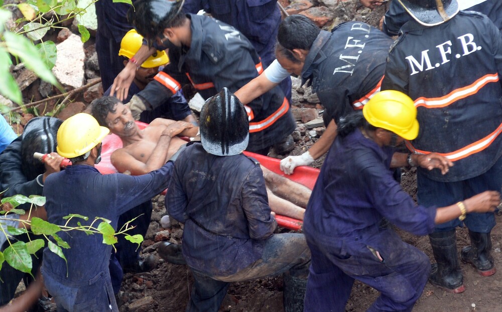 Imaginile dezastrului din Bombay,unde 20 de persoane sunt date disparute,dupa prabusirea unui imobil - Imaginea 1