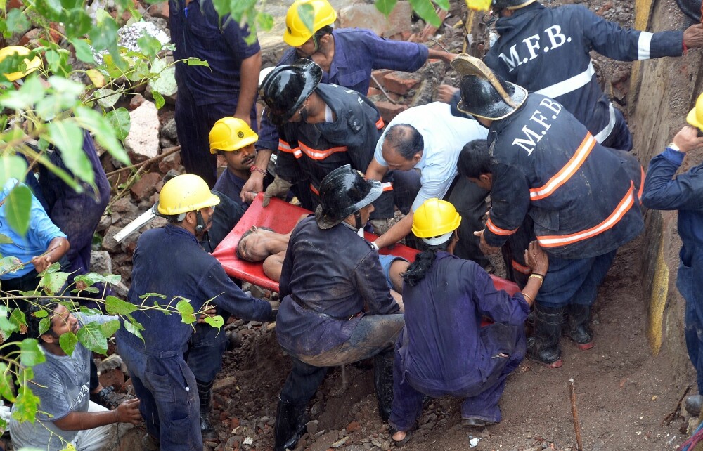 Imaginile dezastrului din Bombay,unde 20 de persoane sunt date disparute,dupa prabusirea unui imobil - Imaginea 2