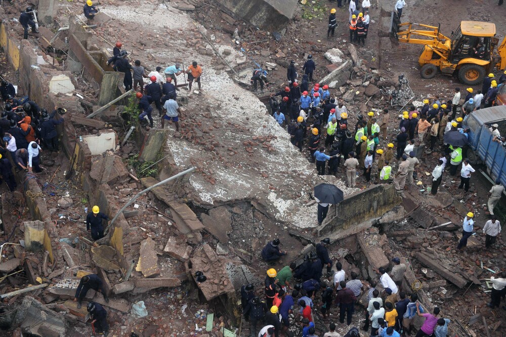 Imaginile dezastrului din Bombay,unde 20 de persoane sunt date disparute,dupa prabusirea unui imobil - Imaginea 3