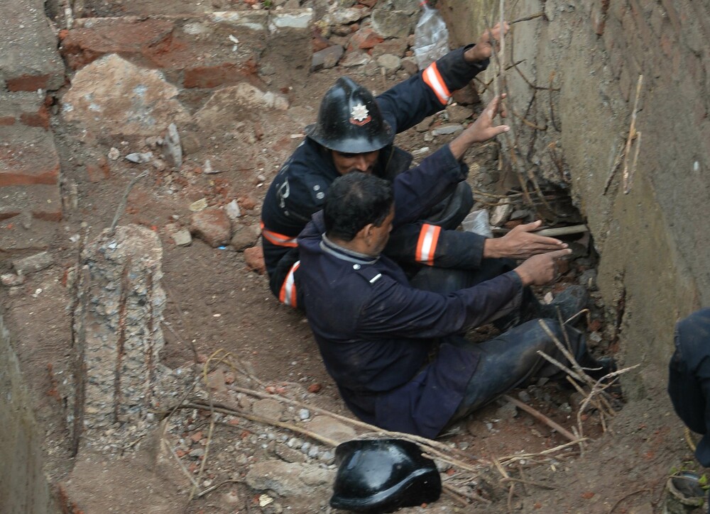 Imaginile dezastrului din Bombay,unde 20 de persoane sunt date disparute,dupa prabusirea unui imobil - Imaginea 5