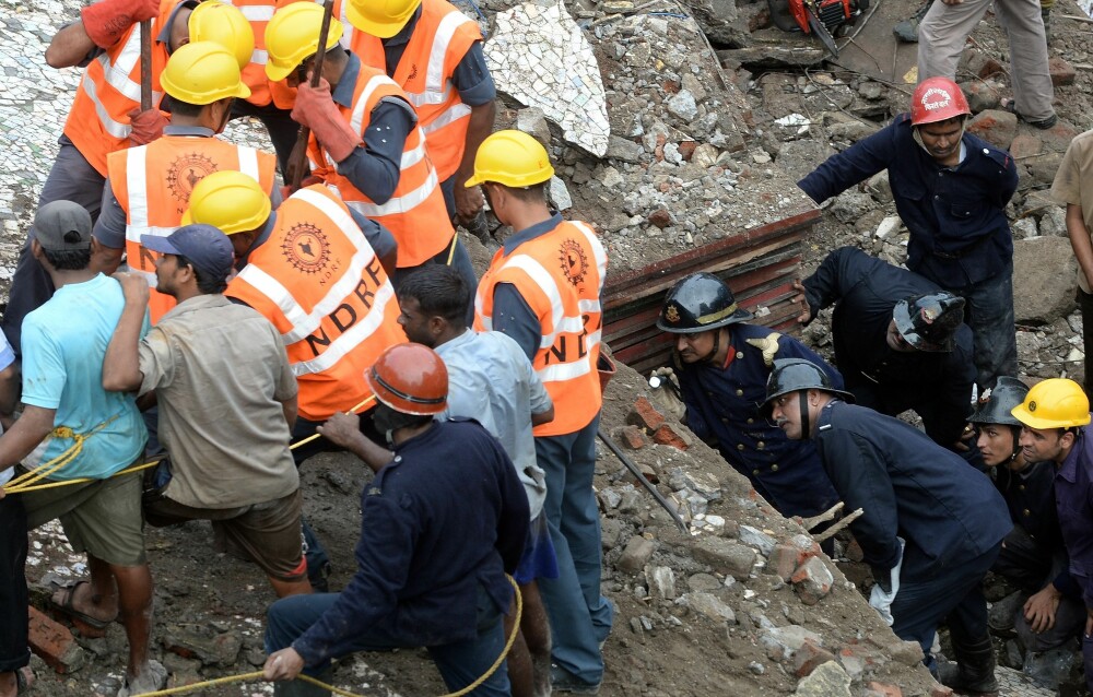 Imaginile dezastrului din Bombay,unde 20 de persoane sunt date disparute,dupa prabusirea unui imobil - Imaginea 6