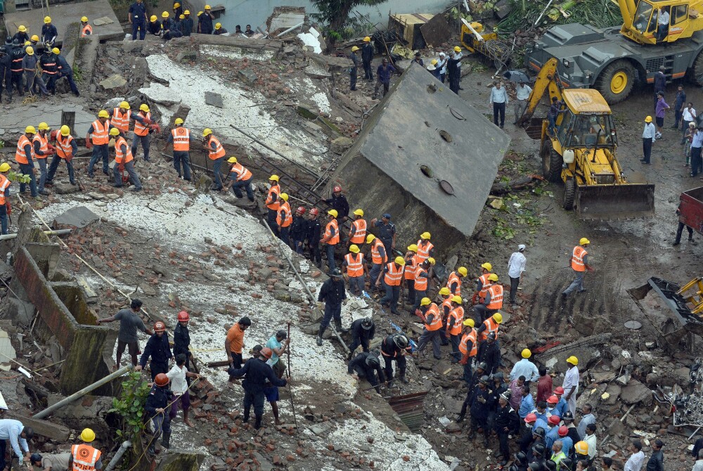 Imaginile dezastrului din Bombay,unde 20 de persoane sunt date disparute,dupa prabusirea unui imobil - Imaginea 7