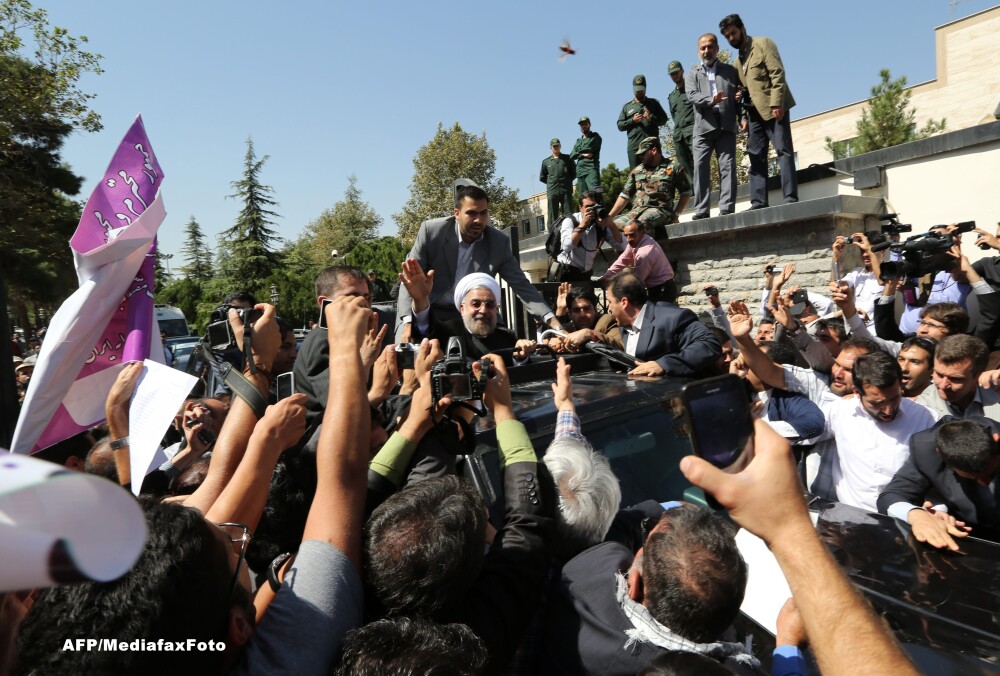 Presedintele Iranului, ovationat dar si huiduit la intoarcerea in tara. Oua si pantofi in masina sa - Imaginea 1