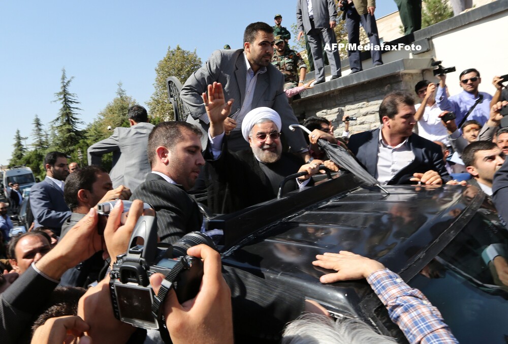 Presedintele Iranului, ovationat dar si huiduit la intoarcerea in tara. Oua si pantofi in masina sa - Imaginea 2
