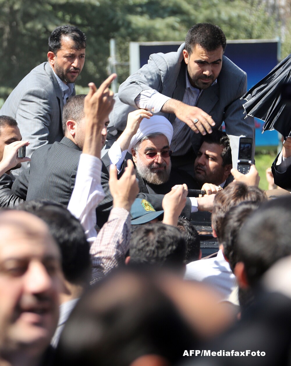 Presedintele Iranului, ovationat dar si huiduit la intoarcerea in tara. Oua si pantofi in masina sa - Imaginea 3