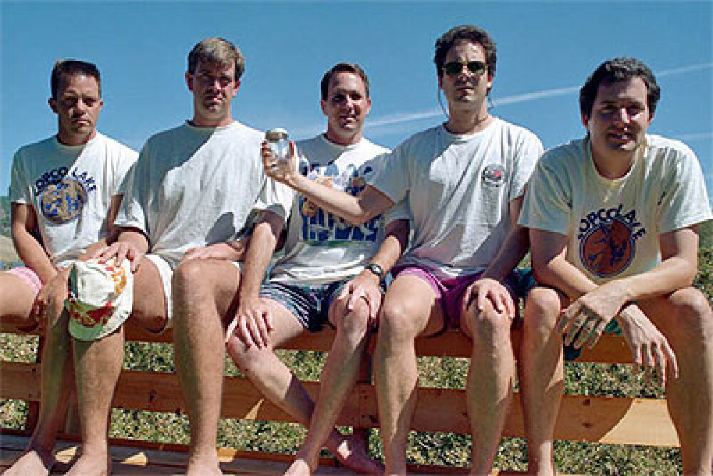 5 prieteni din SUA se intalnesc la fiecare 5 ani ca sa faca aceeasi fotografie, in aceleasi pozitii si in acelasi loc. FOTO - Imaginea 4
