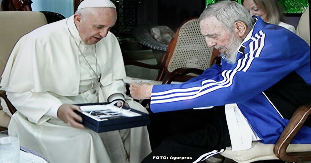 Papa Francisc s-a intalnit cu Fidel Castro, la locuinta liderului cubanez. Ce cadouri si-au facut cele doua personalitati - Imaginea 1