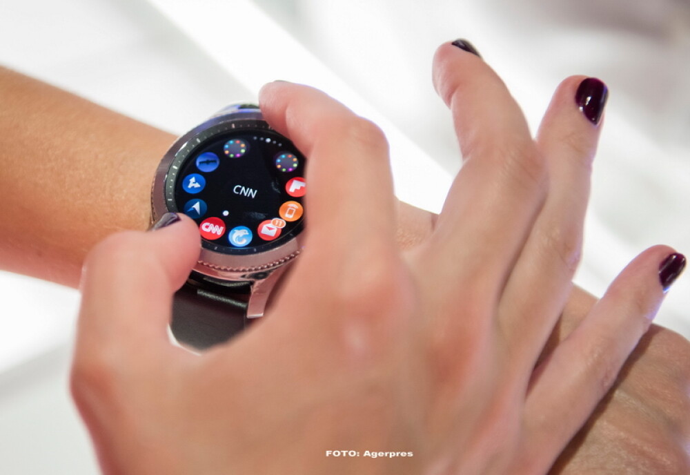 iLikeIT la IFA Berlin 2016. Samsung a adus noul Gear S3, iar Asus ofera Zen Watch. Lenovo Yoga Book are o tastatura curajoasa - Imaginea 1