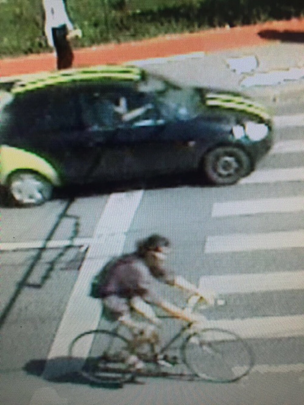 Politistii din Cluj cauta un biciclist care a lovit grav o femeie pe trecerea de pietoni si a fugit - Imaginea 2