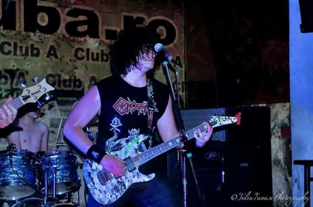 Miscarea pentru underground. Razvan are doar 16 ani, dar canta thrash metal cu trupa pe care a infiintat-o: Bulletproof - Imaginea 5
