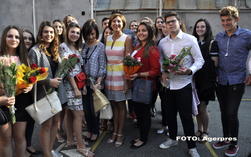 Carmen Iohannis si-a facut selfie cu elevii si a anuntat ca vrea sa ramana diriginta: 