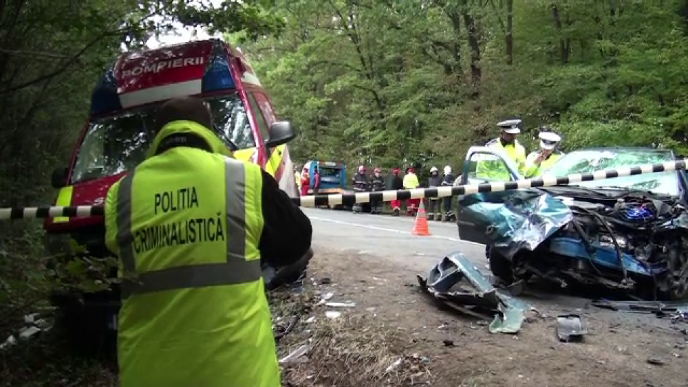 Masina SMURD, spulberata pe o strada din Suceava de un sofer care 