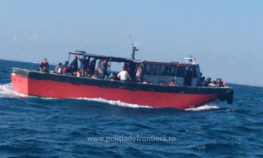 Ambarcaţiune cu migranţi depistată de Garda de Coastă în Marea Neagră