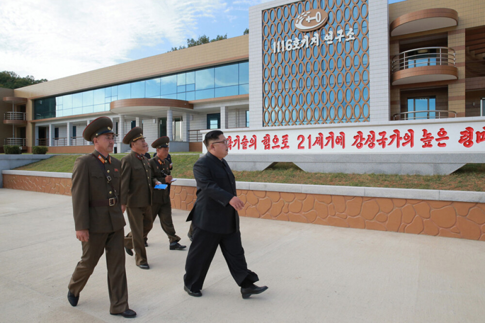 Kim Jong-un a vizitat o fermă, generalii au luat notițe în lanul de orez. Imaginile publicate sunt amuzante și sinistre - Imaginea 17