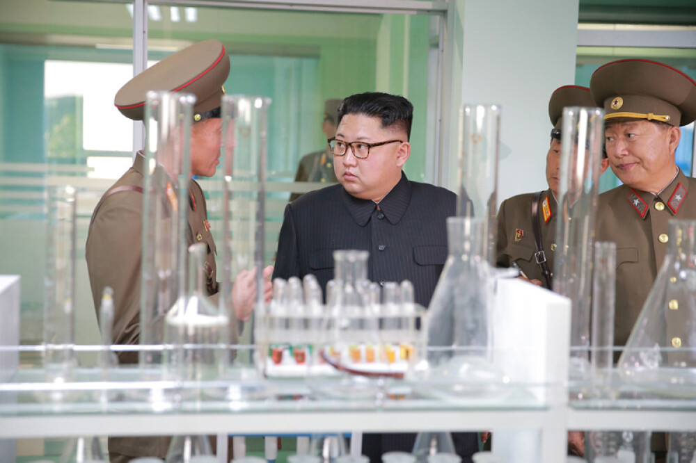 Kim Jong-un a vizitat o fermă, generalii au luat notițe în lanul de orez. Imaginile publicate sunt amuzante și sinistre - Imaginea 16