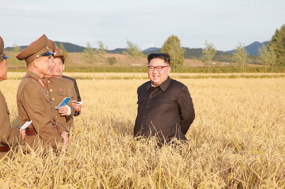 Kim Jong-un a vizitat o fermă, generalii au luat notițe în lanul de orez. Imaginile publicate sunt amuzante și sinistre - Imaginea 13