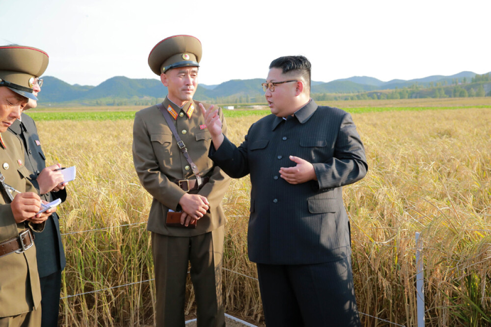 Kim Jong-un a vizitat o fermă, generalii au luat notițe în lanul de orez. Imaginile publicate sunt amuzante și sinistre - Imaginea 12
