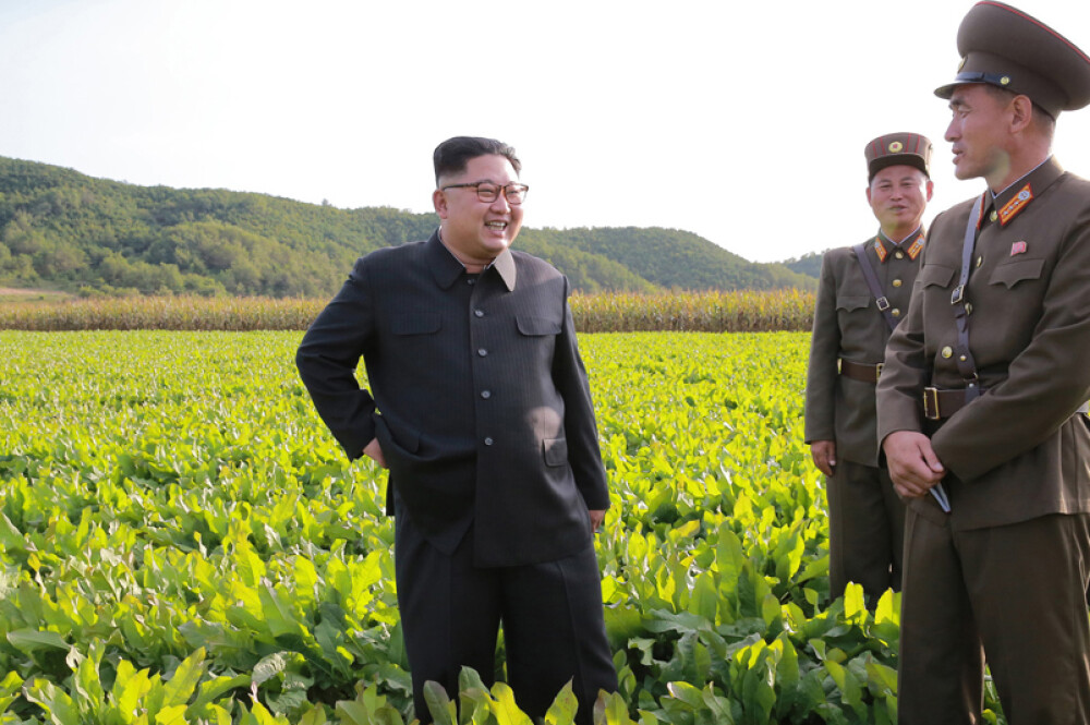 Kim Jong-un a vizitat o fermă, generalii au luat notițe în lanul de orez. Imaginile publicate sunt amuzante și sinistre - Imaginea 11